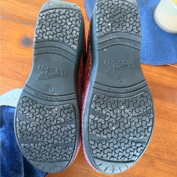 Very Gently Preowned/Excellent Condition Dansko XP Glitter Clogs in Pink - Picture 6 of 11
